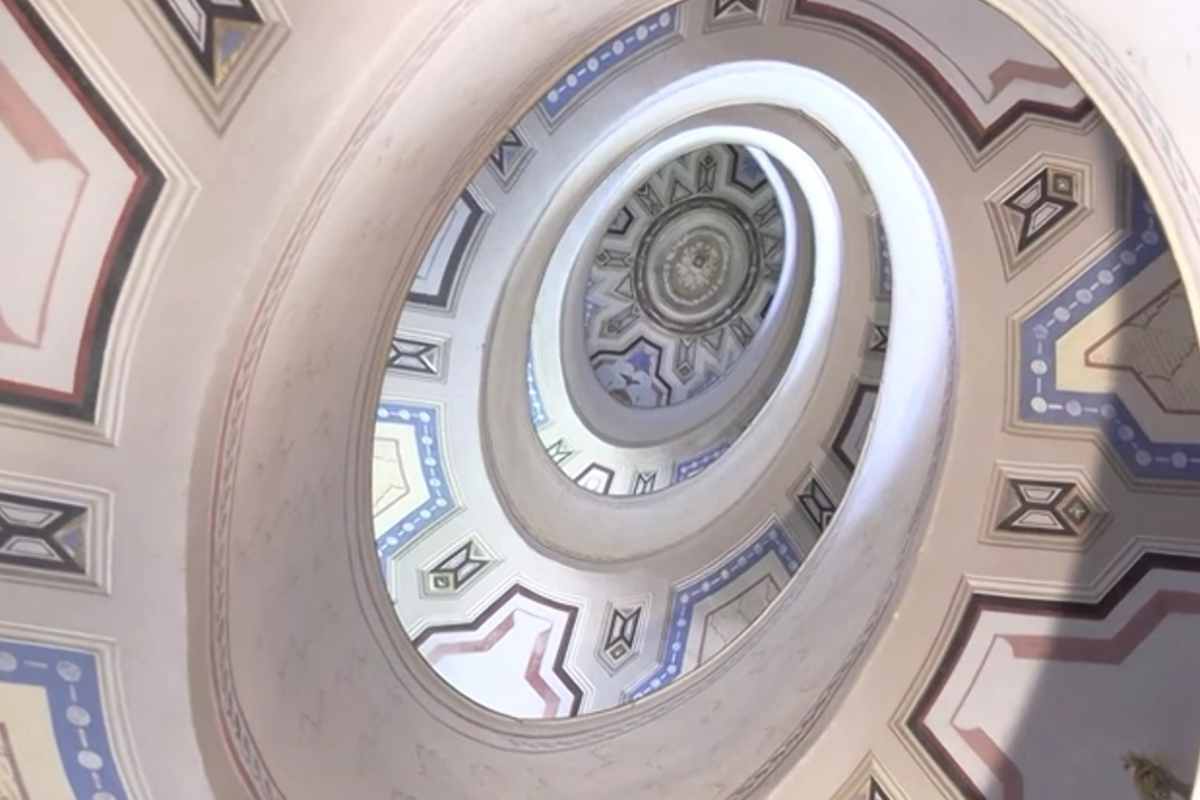 dettaglio della scala sostenuta da una sola colonna a Palazzo Barozzi