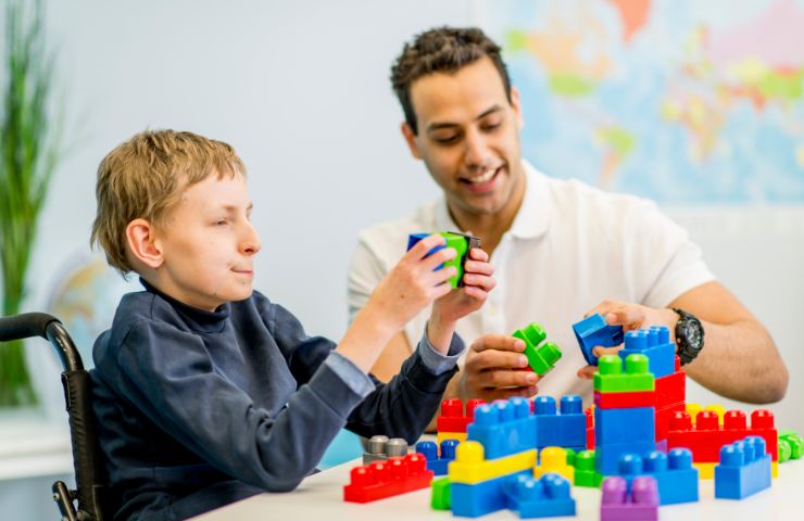 uomo con bambino disabile