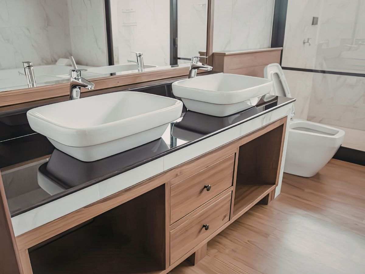 un bagno organizzato con due lavabi