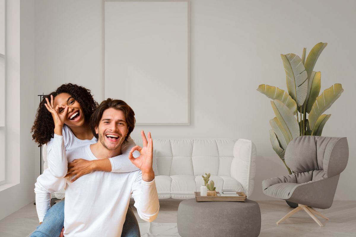 coppia di ragazzi sorridente dentro ad un soggiorno moderni