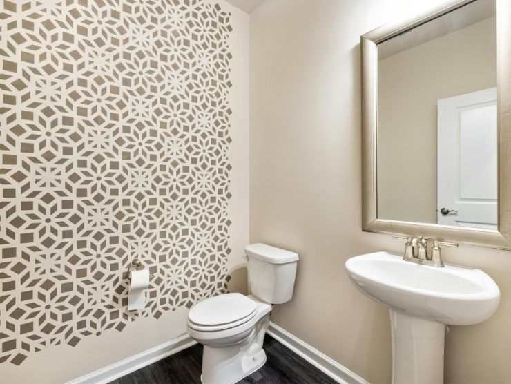 bagno con parete decorata