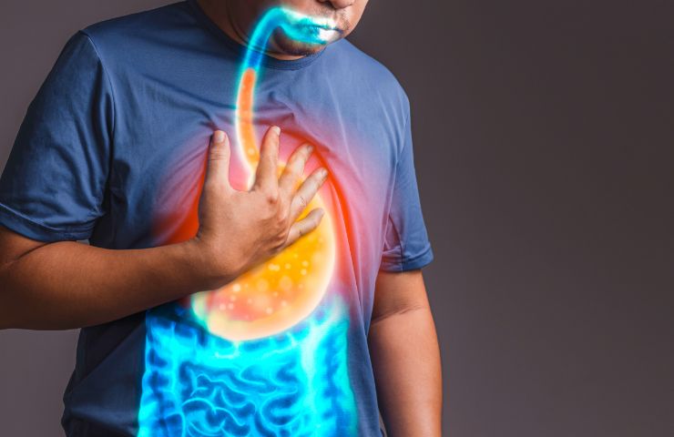 uomo soffre reflusso