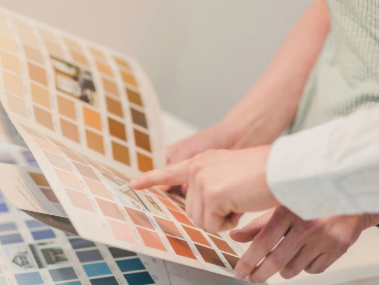 due persone che scelgono colori