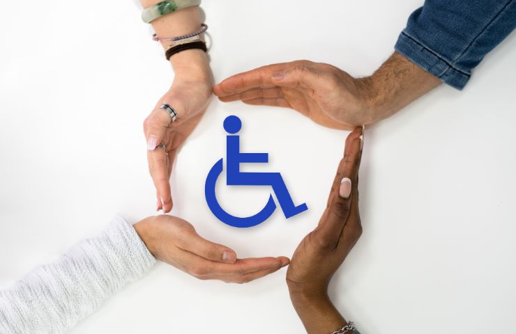 logo persona disabile e mani intorno