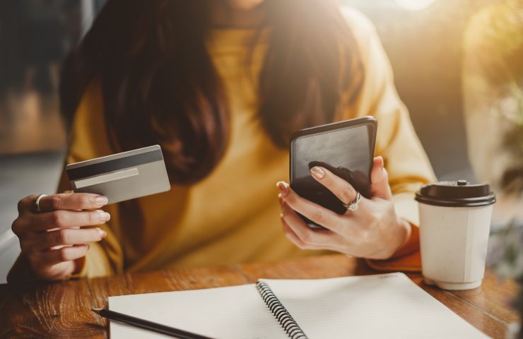 donna che fa acquisti online