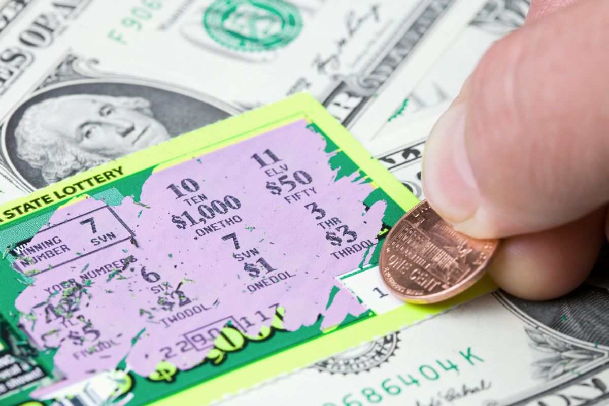 persona che gioca al gratta e vinci